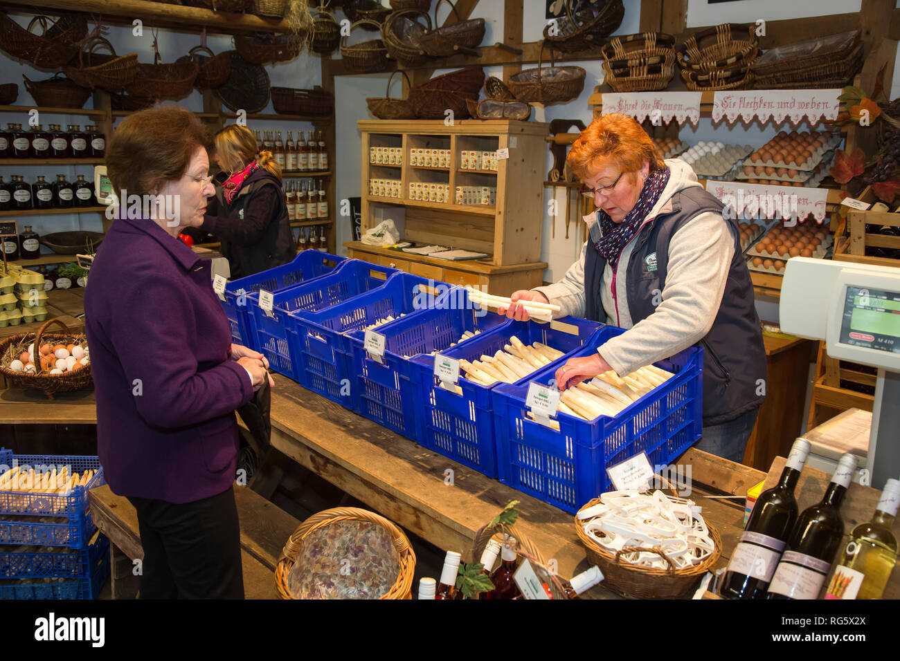 Asparagus sale in the farm shop, asparagus yard Schulte-Scherlebeck, Spargelverkauf im Hofladen, Spargelhof Schulte-Scherlebeck Stock Photo
