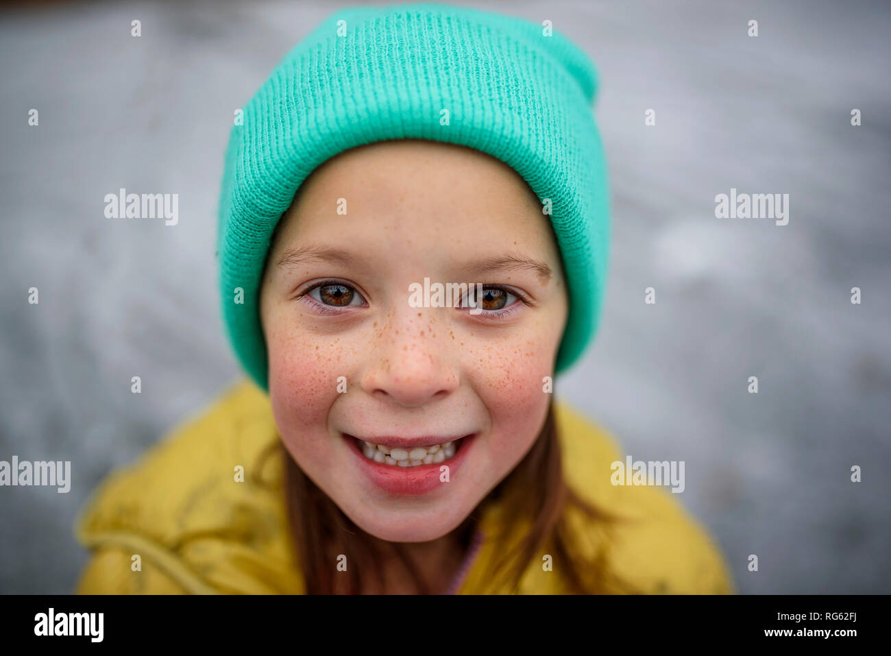 Portrait of a smiling girl wearing a woolly hat Stock Photo - Alamy