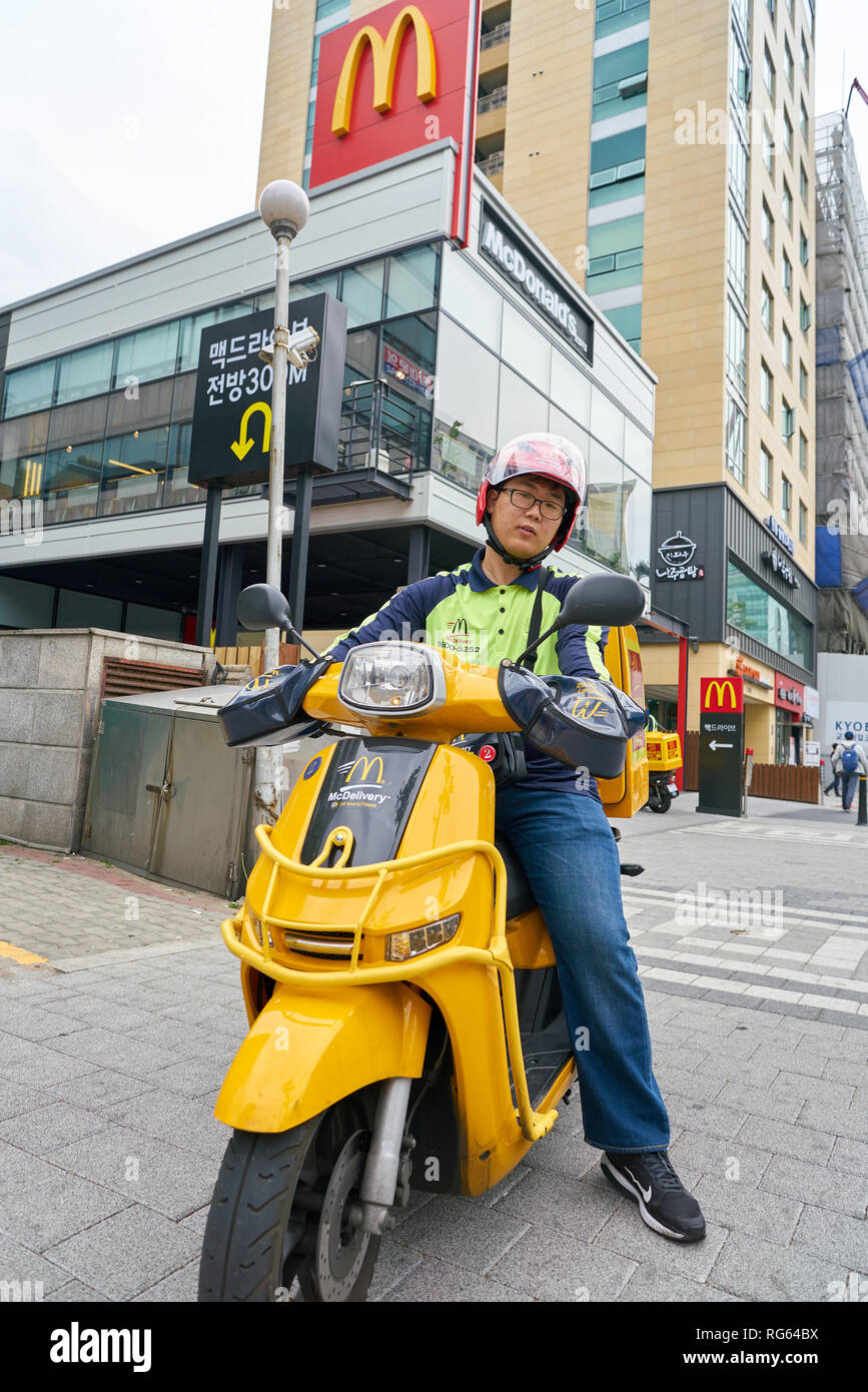 Delivery man mcdonalds hi-res stock photography and images - Alamy