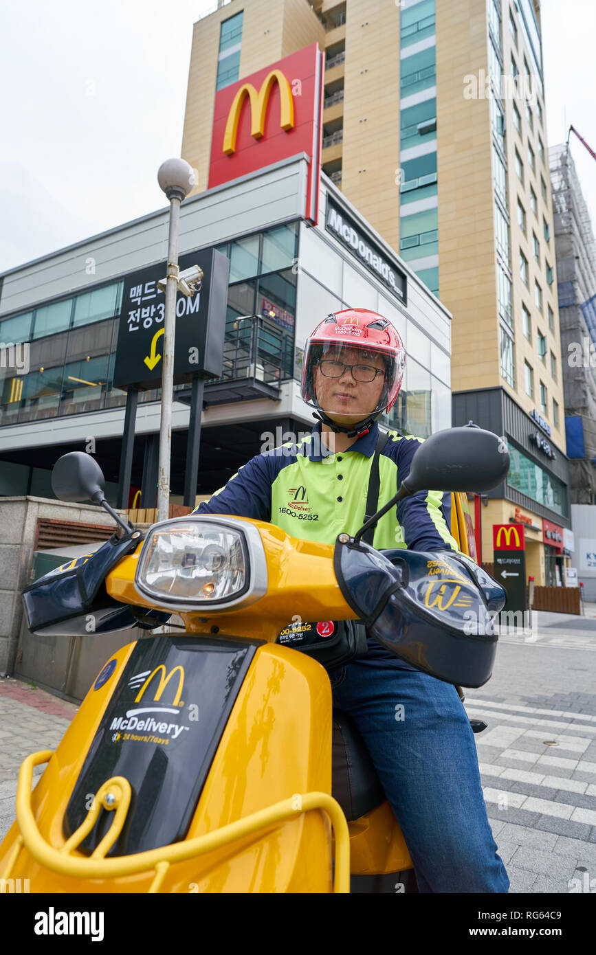 Delivery man mcdonalds hi-res stock photography and images - Alamy