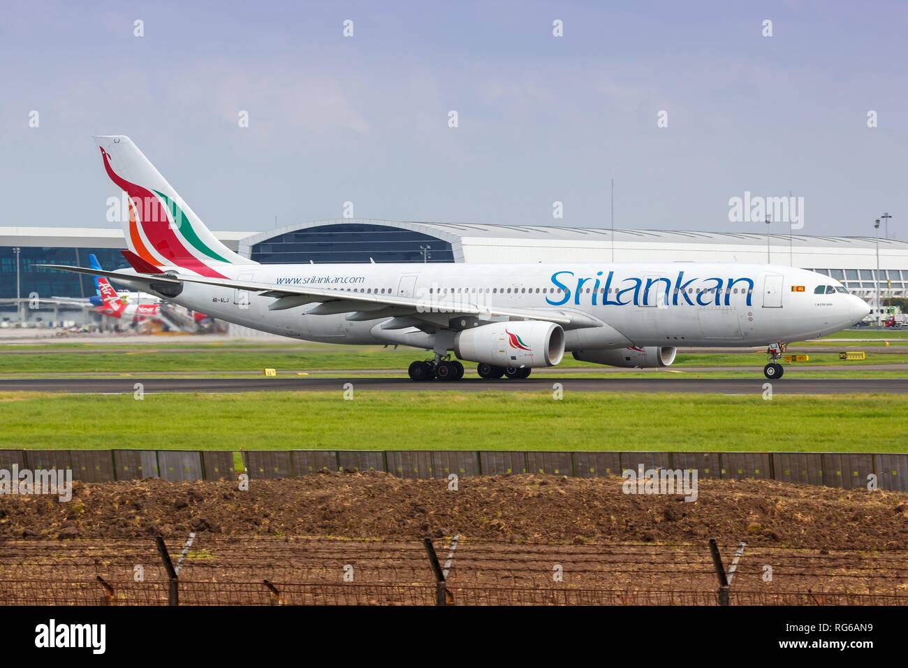 Рейс шри. Airbus a330-300 Шри Ланка Эйрлайнс. Аэрофлот Шри Ланка. Srilankan Airlines. Самолеты srilankan Airlines.