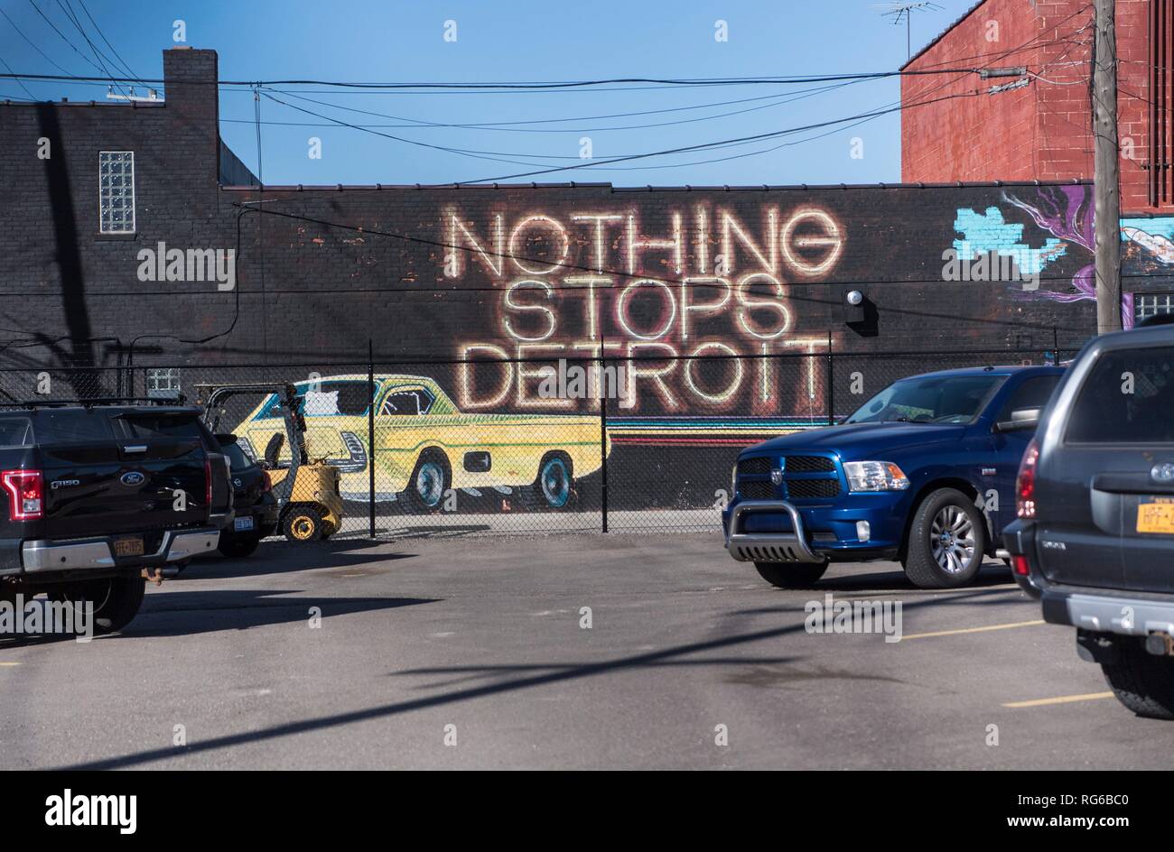 An die glorreichen Zeiten als Autometropole erinnert ein riesiges Wandgemälde mit dem Schriftzug 'Nothing stops Detroit' am 13.01.2019 im Eastern Market. | usage worldwide Stock Photo
