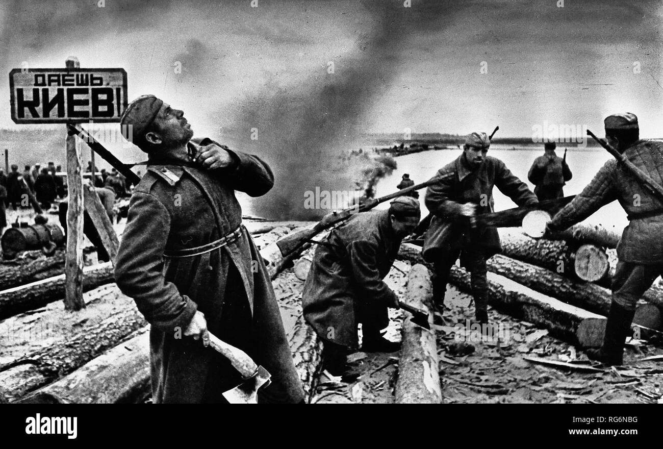 Soviet soldiers preparing the rafts to cross the Dnieper (the sign reads 'To Kiev!'). The Battle of Dnieper, 1943 Stock Photo