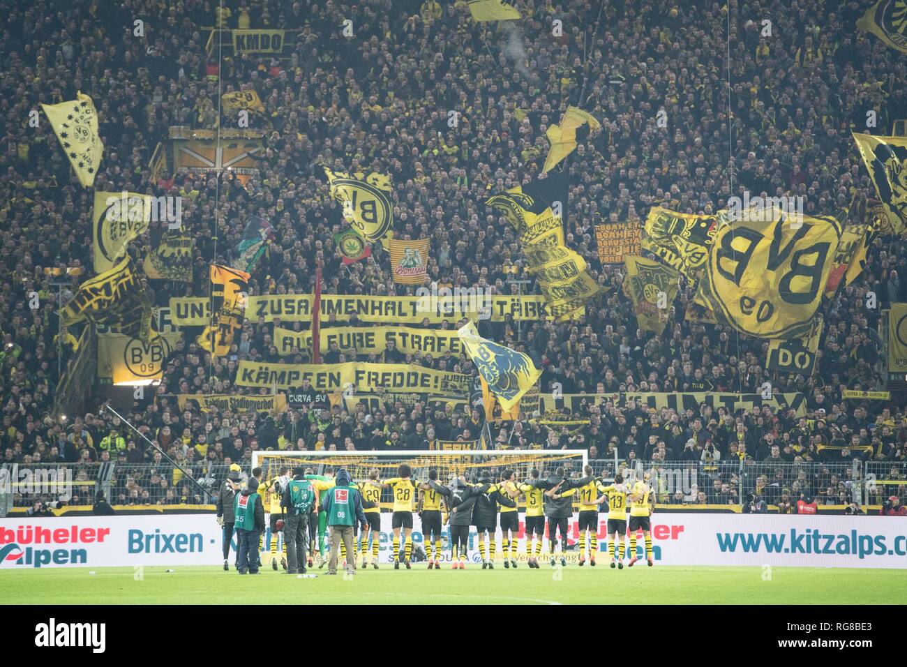 The Dortmund players cheer in front of the fans of the Suedtribuene and celebrate the victory, svºdtribvne, jubilation, cheer, cheering, joy, cheers, celebrate, final jubilation, full figure, fan, fans, spectators, supporters, supporters, football 1st Bundesliga, 19 Matchday, Borussia Dortmund (DO) - Hanover 96 (H) 5: 1, on 26.01.2019 in Dortmund/Germany. ¬ | usage worldwide Stock Photo