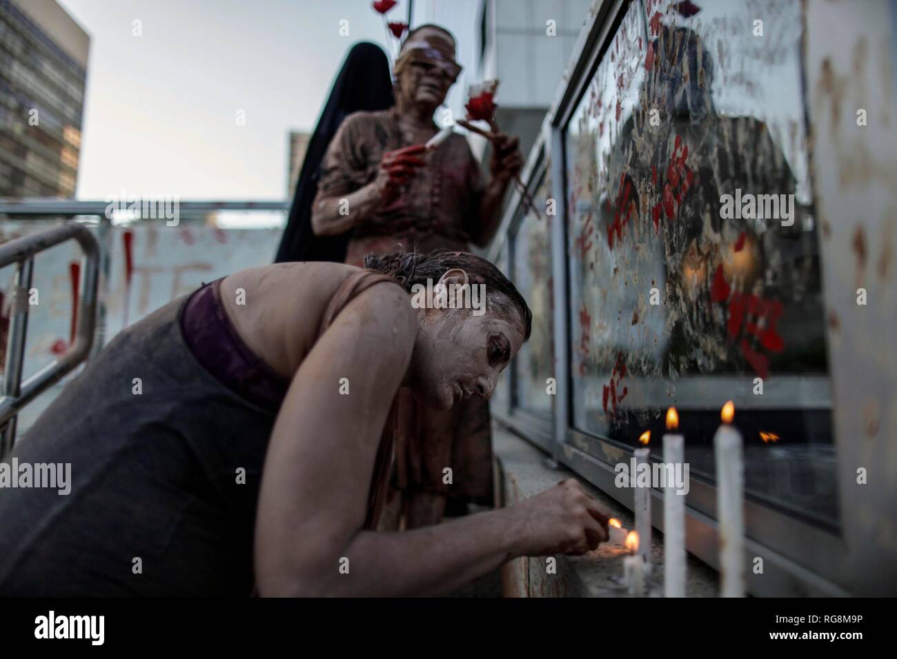 Rio de Janeiro - 01/28/2019 - Manifestacao Ocupa Vale - Demonstrators with mud-covered bodies light candles in memory of victims during protest against mining company Vale in front of its headquarters in the south zone of the city. On January 25, the Feijinha Mine dam, operated by the mining company Vale, located in the city of Brumadinho in the state of Minas Gerais, broke off about 12 million meters of tailings in the region. Photo: Alex Ribeiro / AGIF Stock Photo
