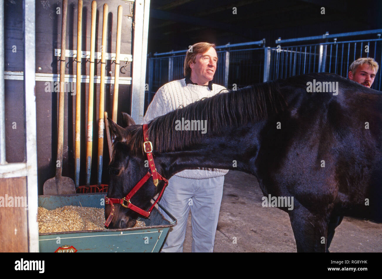 Fußballspieler Günter Netzer besucht einen Pferdehof auf der Insel Sylt, Deutschland 1993. German football player Guenter Netzer visiting a horse stable at Sylt island, Germany 1993. Stock Photo