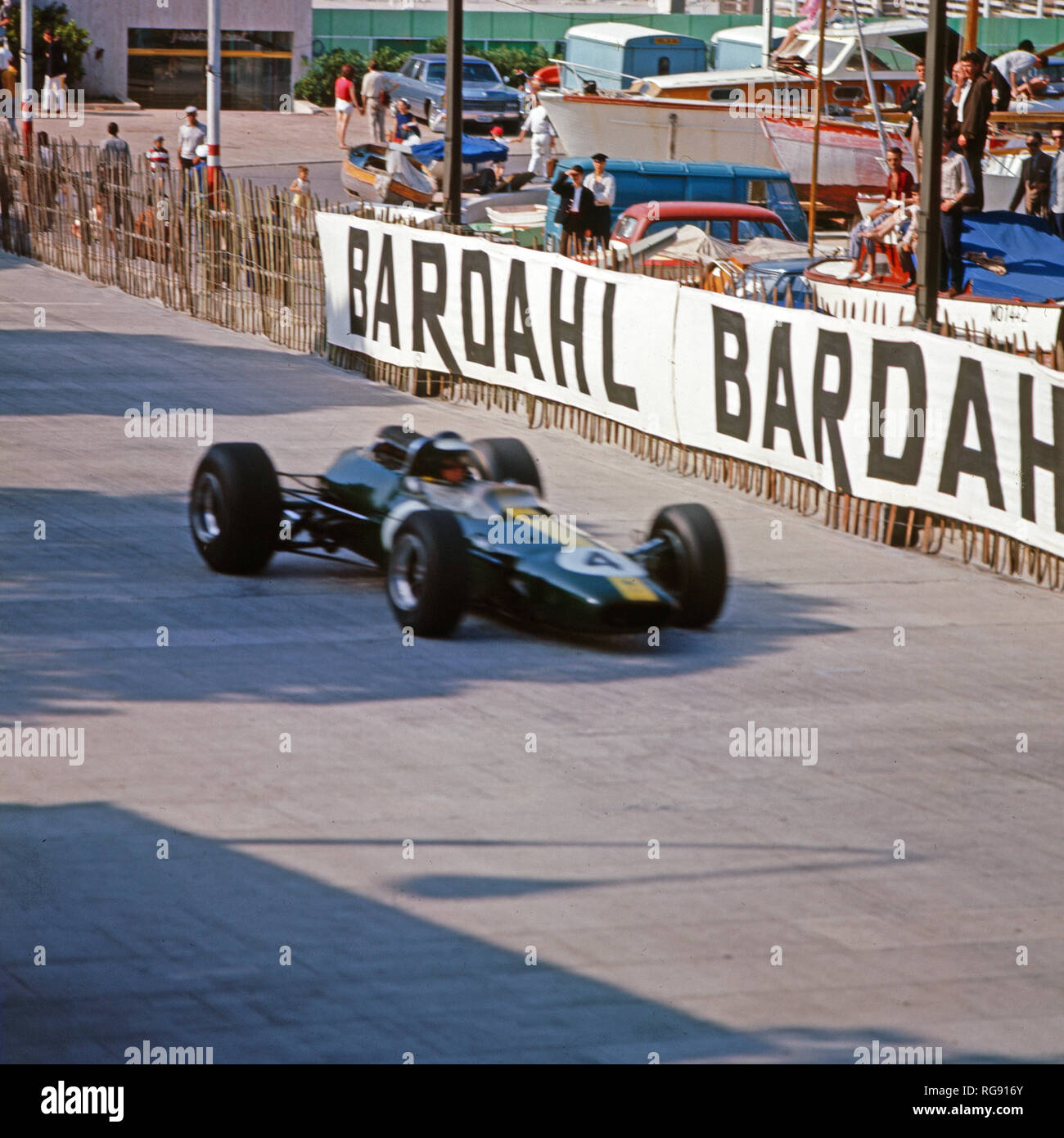 Der britische Rennfahrer Jim Clark in seinem Lotus 33 Climax beim