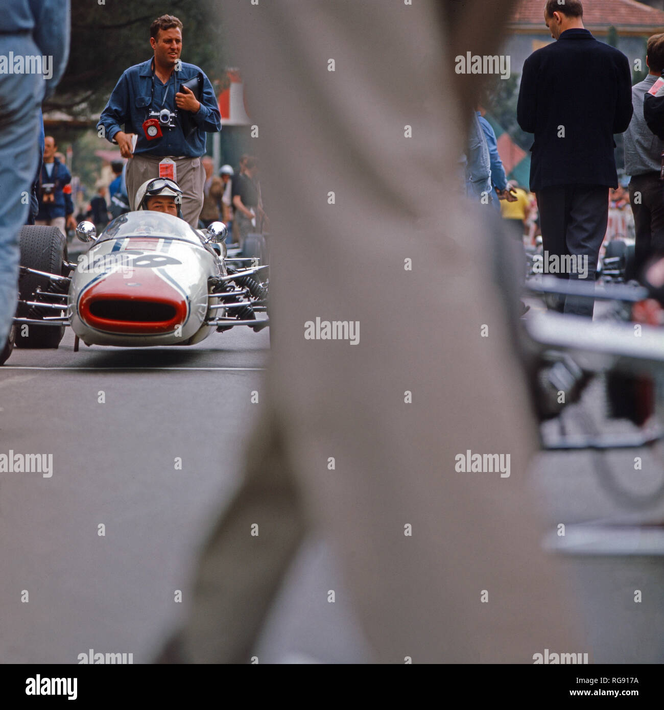 Der nicht qualifizierte französische Rennfahrer Johnny Rives in seinem ...