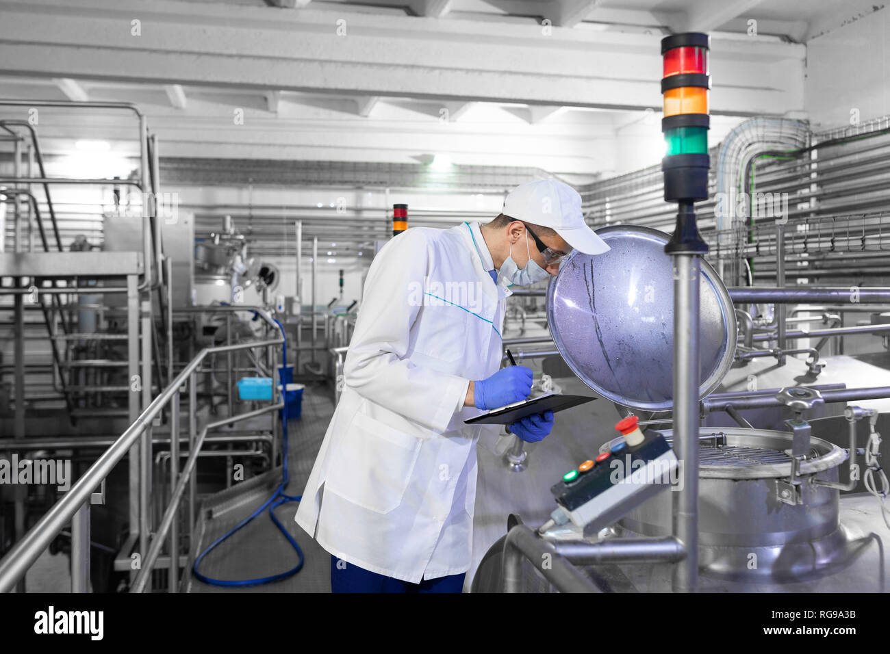 пищевая промышленность. технолог пищевого производства. технолог молочной промышленности. технолог молочного производства на заводе. упаковщик молочной продукции.