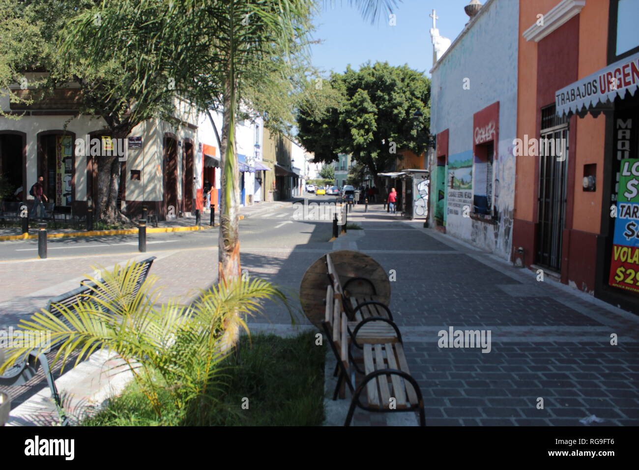 Foto tomada en las 9 esquinas ubicada en el centro de Guadalajara, Jalisco, México al medio dia en donde se aprecia una calle colonial muy pintoresca Stock Photo