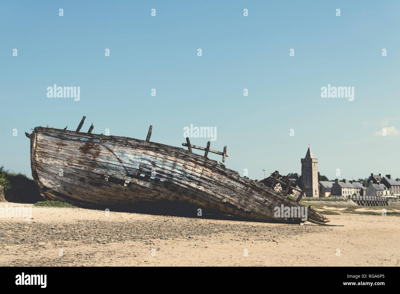 Schiffswrack im Hafen von Portbail, Normandie, Frankreich Stock Photo