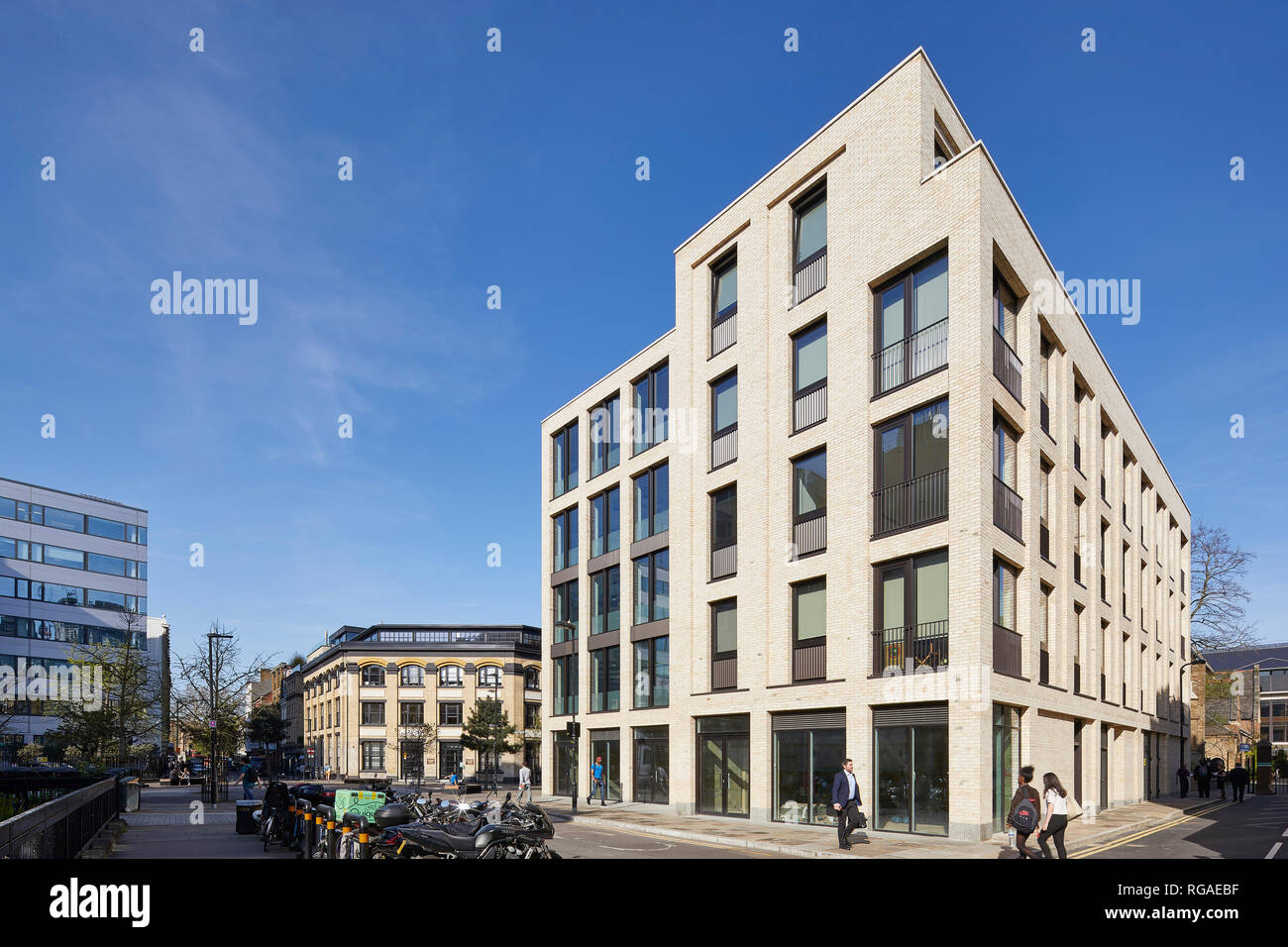 Building in context with Paul Street. Paul Street, London, United Kingdom. Architect: Stiff + Trevillion Architects, 2018. Stock Photo