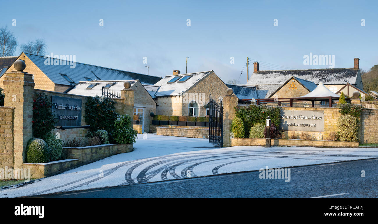 Number four at stow hotel in the snow. Fosse way, Stow on the Wold. Cotswolds, Gloucestershire, England. Panoramic Stock Photo