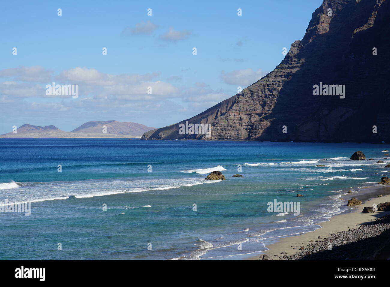 Playa de Famara, Riscos de Famara, Blick auf La Graciosa,  Lanzarote, Kanarische Inseln, Spanien Stock Photo
