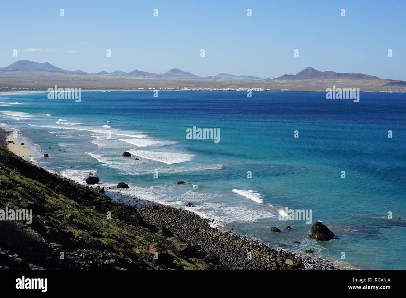 Blick auf die Bahia de Penedo, Playa de Famara, von den Riscos de Famara, Lanzarote, Kanarische Inseln, Spanien Stock Photo