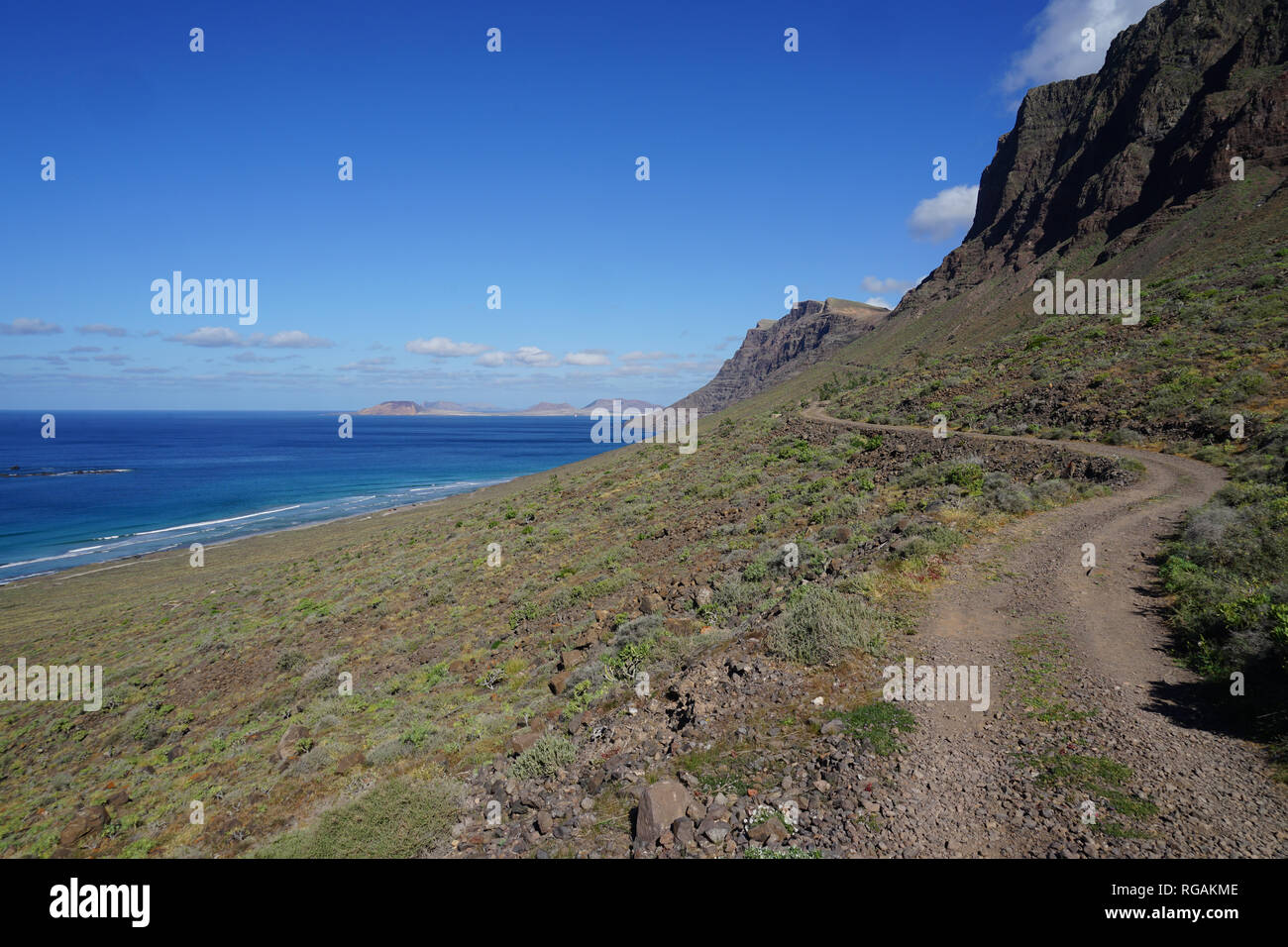 Wanderweg unterhalb des Famara Kliffs, Riscos de Famara,  Playa de Famara, Lanzarote, Kanarische Inseln, Spanien Stock Photo