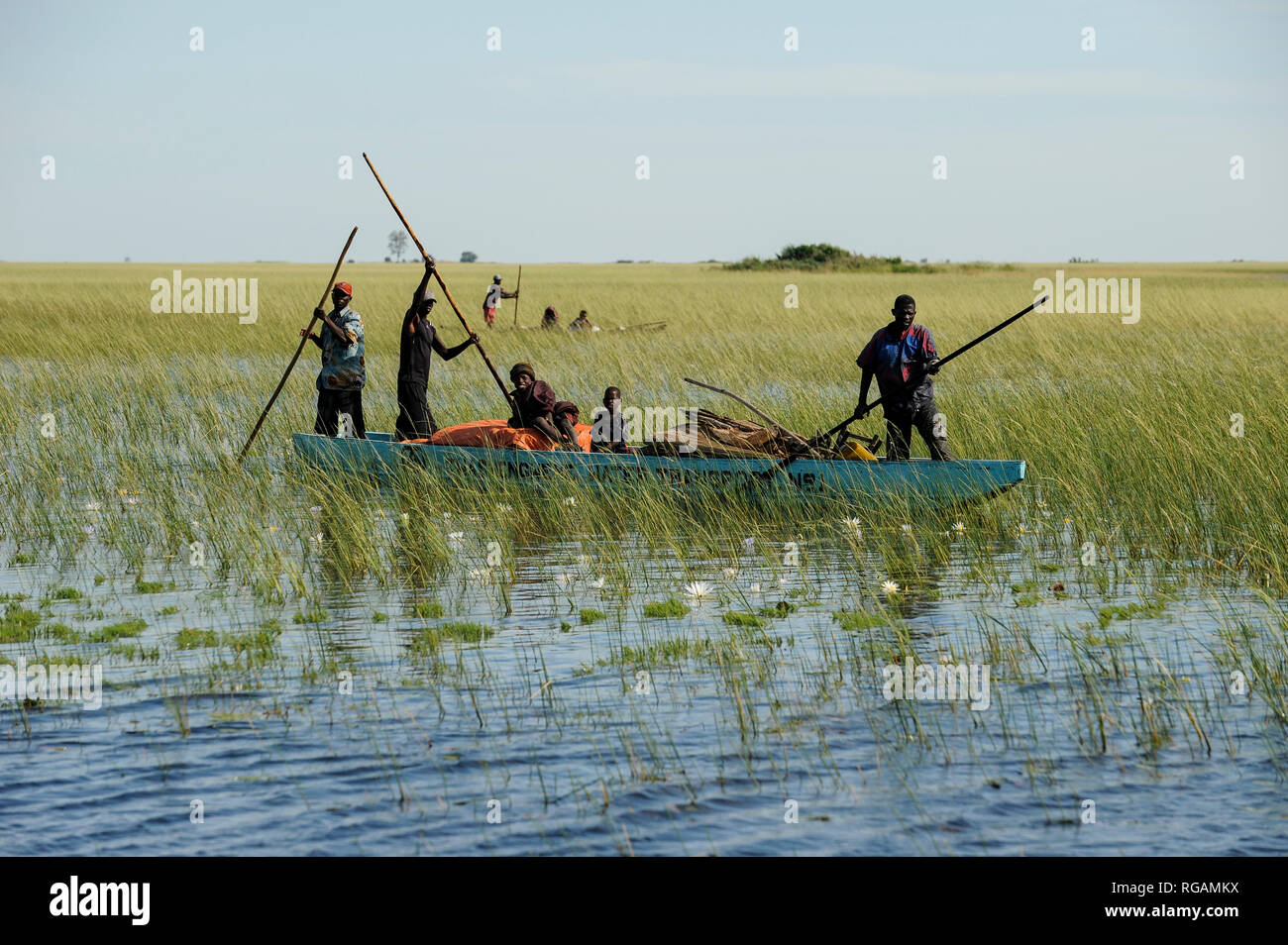 ZAMBIA Barotseland, Mongu, people travel by boat to Mulamba harbour at river Zambezi / SAMBIA Barotseland , Stadt Mongu , Menschen mit Boot in der Flutebene des Zambezi Fluss Stock Photo