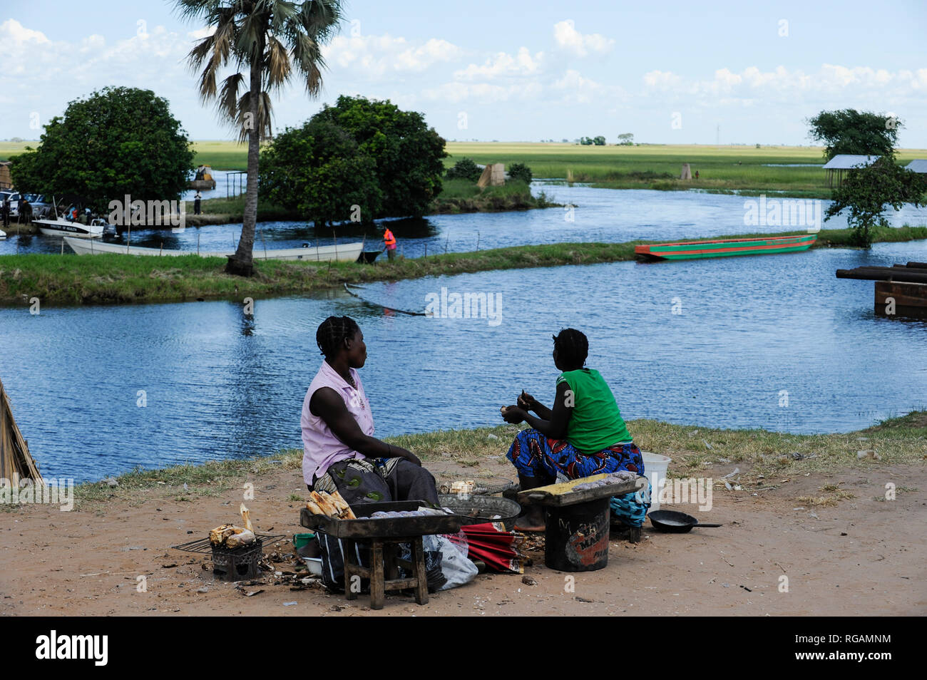 ZAMBIA Barotseland Mongu, Mulamba harbour at river Zambezi flood plain / SAMBIA Barotseland , Stadt Mongu , Hafen Mulamba in der Flutebene des Zambezi Fluss Stock Photo