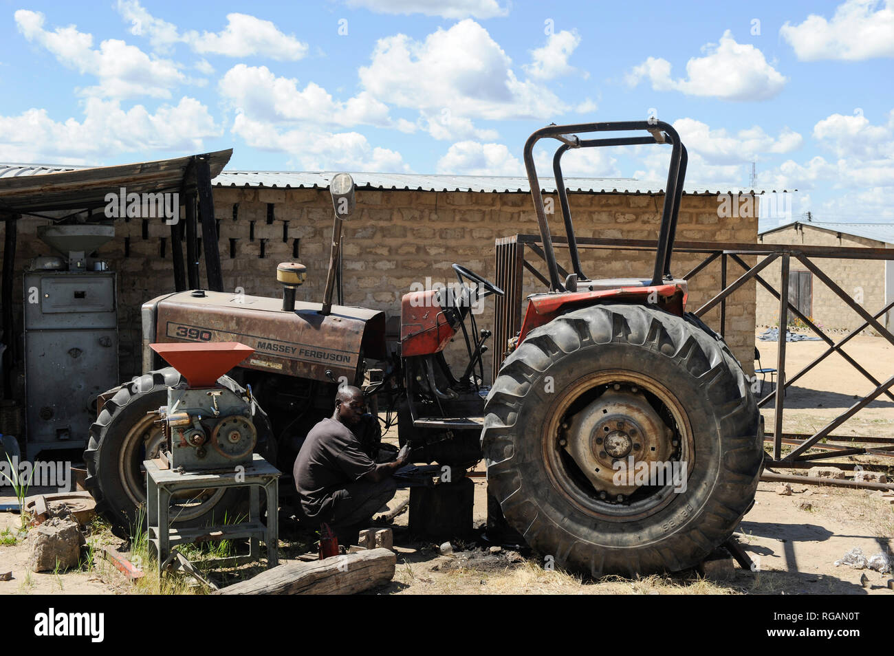 ZAMBIA Barotseland Mongu, farmers doing paddy farming in the flood plains, tractor repair at ricemill / SAMBIA Barotseland , Stadt Mongu , in der Sambesi Flussebene wir Reis abgebaut, Traktor einer Reismuehle Stock Photo