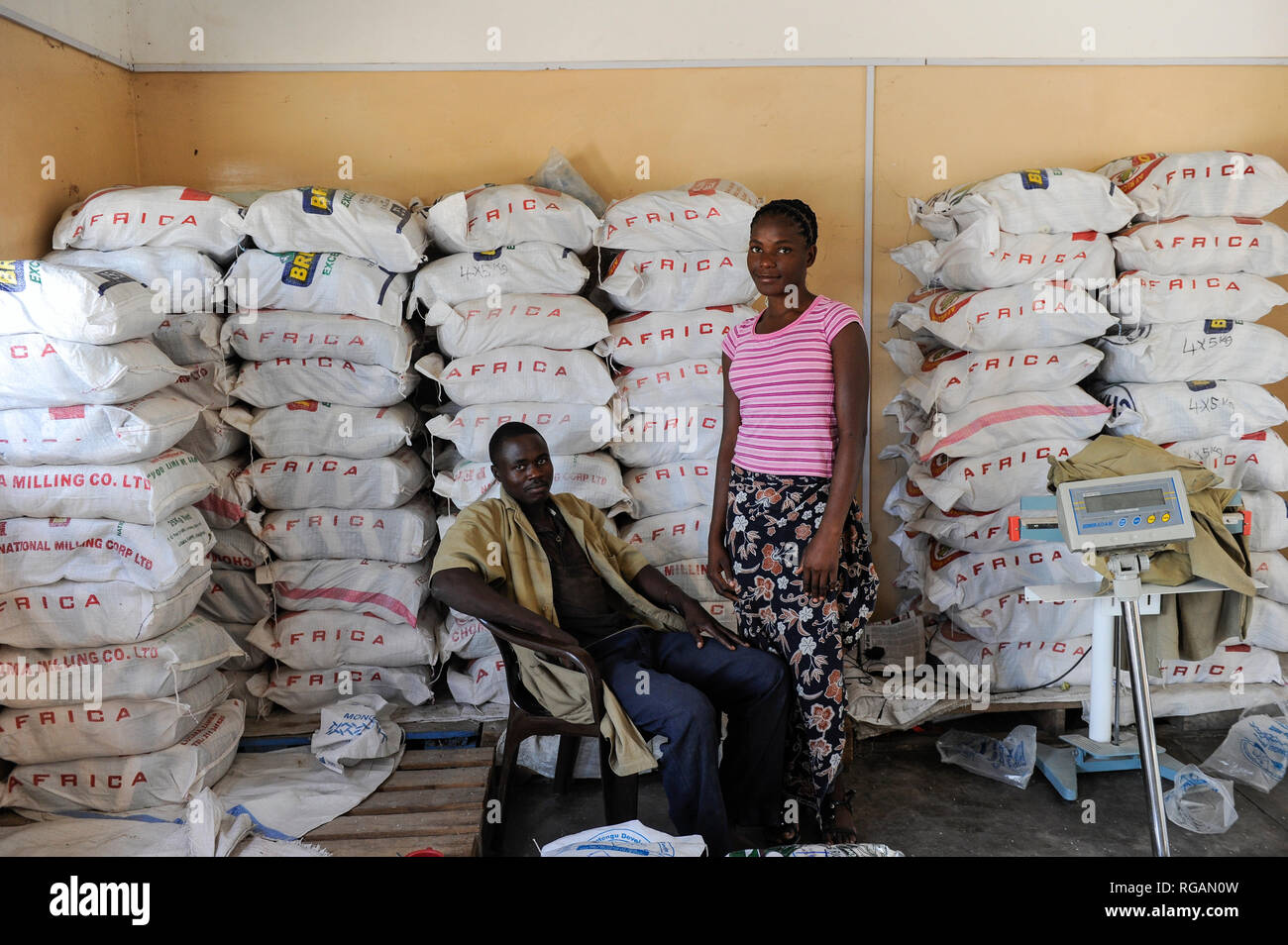 ZAMBIA Barotseland Mongu, farmers doing paddy farming in the flood plains, rice mill, selling of rice in bags / SAMBIA Barotseland , Stadt Mongu , in der Sambesi Flussebene wir Reis abgebaut, Reis Verkauf bei einer Reismuehle Stock Photo