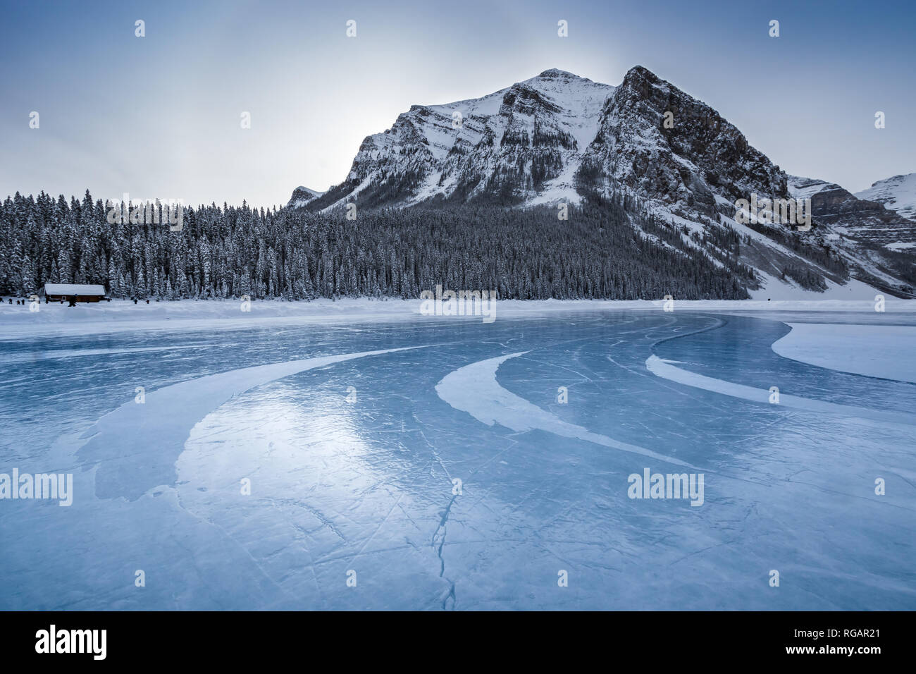 Fairmont chateau lake louise winter hi-res stock photography and images ...