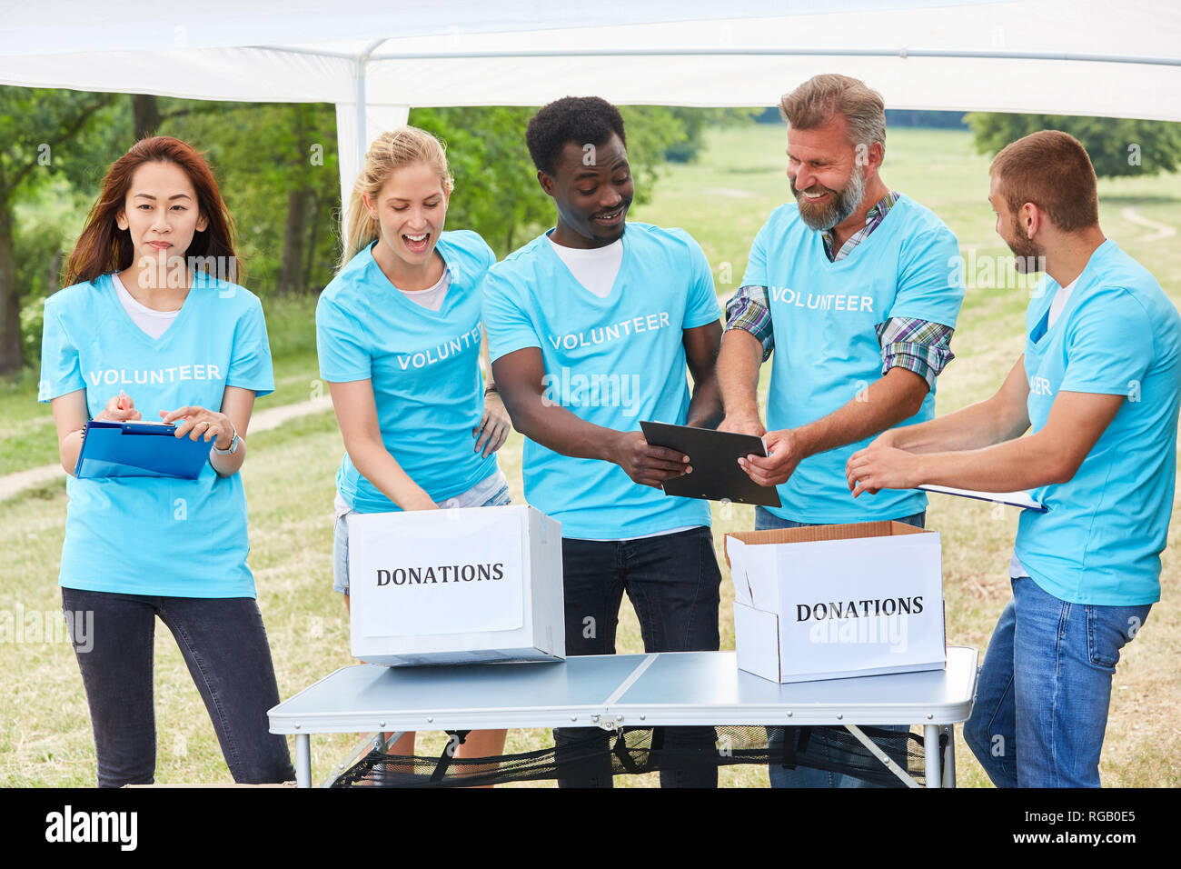 Clipboard team volunteer people hi-res stock photography and images - Alamy