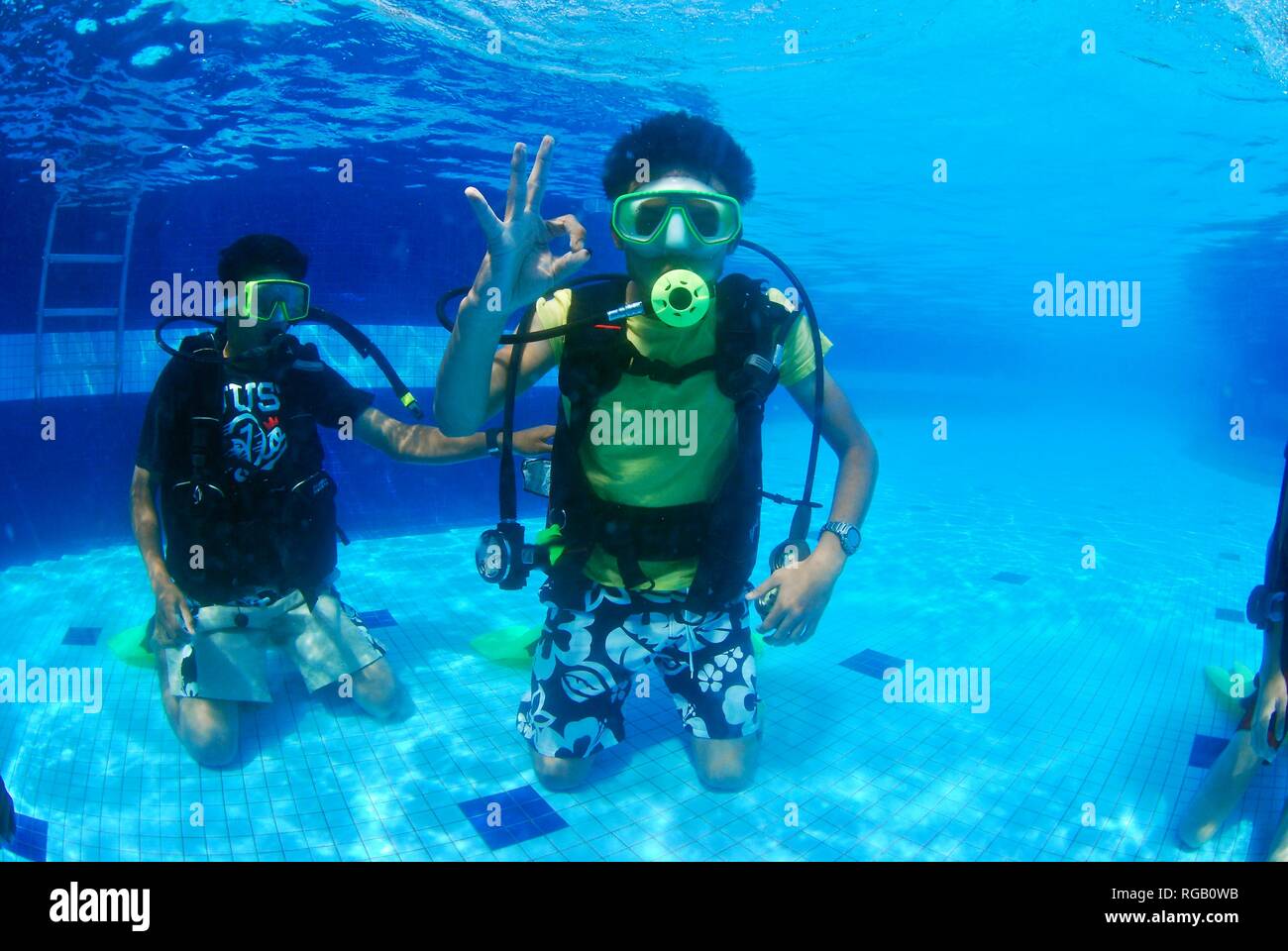 Scuba diving lessons pool hires stock photography and images Alamy