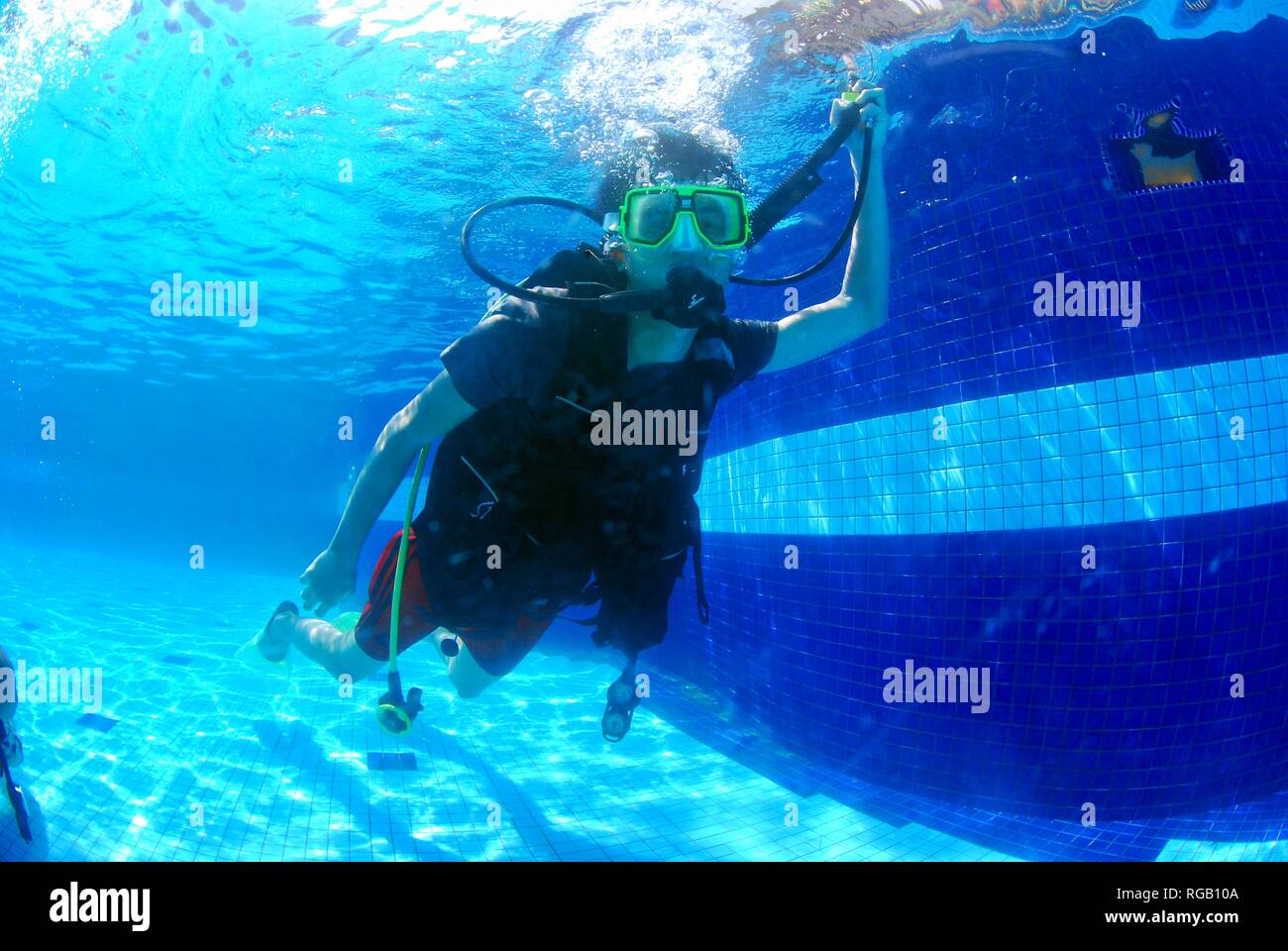 Scuba diving lessons pool hires stock photography and images Alamy