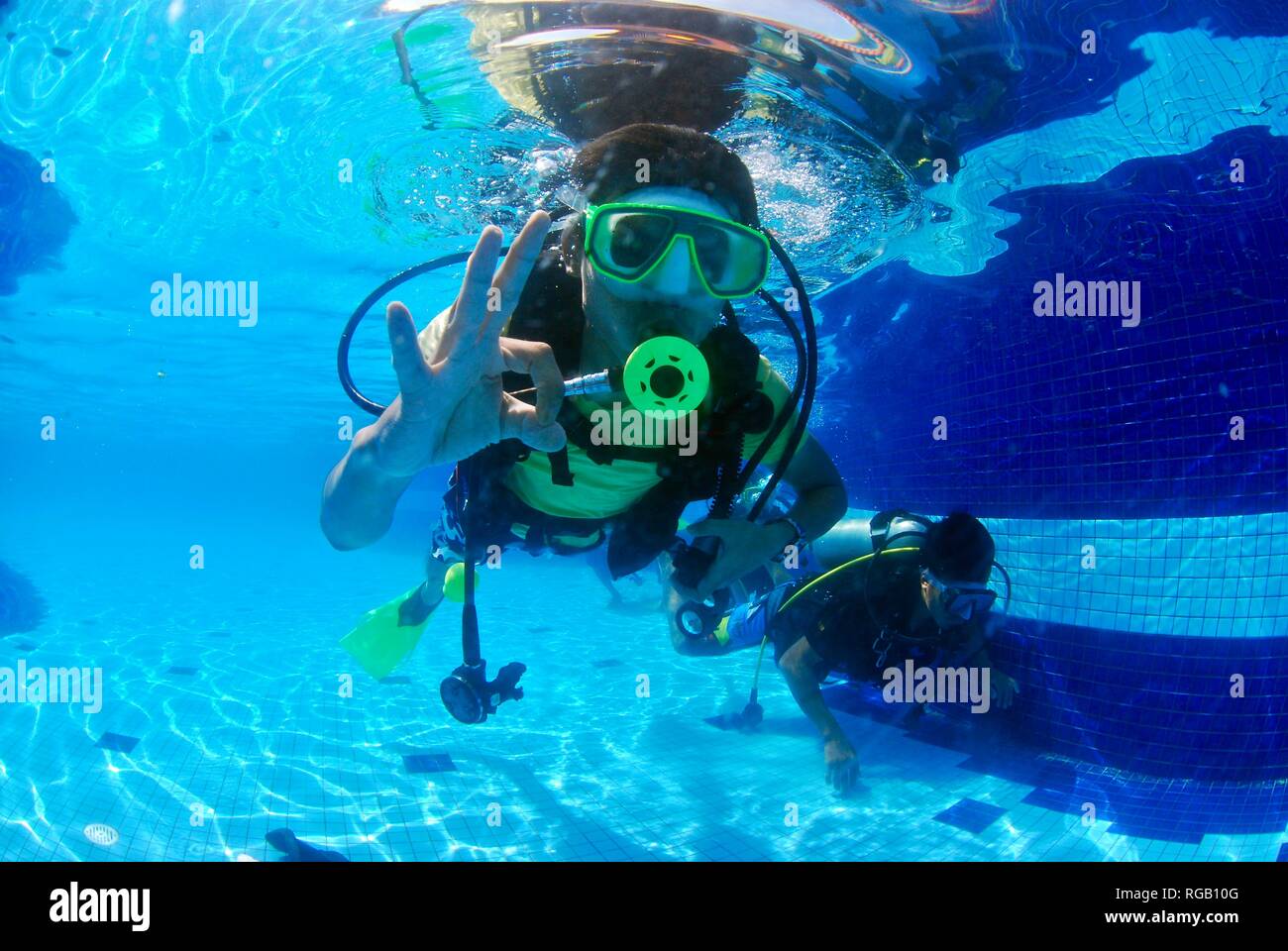 Scuba diving lessons pool hires stock photography and images Alamy