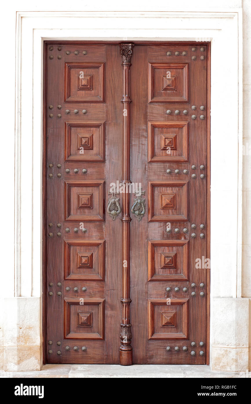 Old oak wooden doors hi-res stock photography and images - Alamy