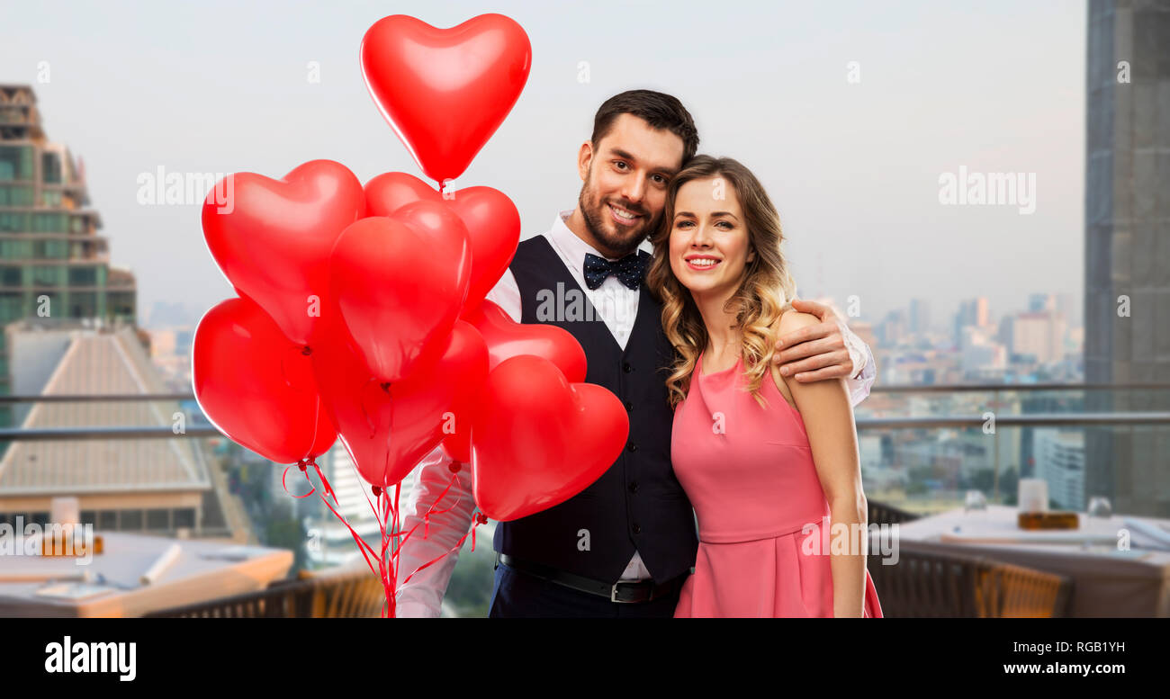 couple with heart shaped balloons in singapore Stock Photo - Alamy