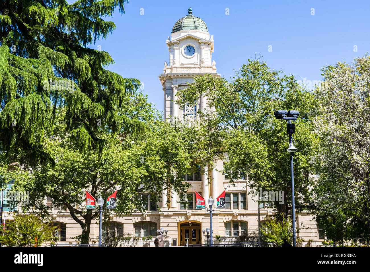 April 14, 2018 Sacramento / CA / USA - Exterior view of the City Hall rising behind the trees in Cezar E Chavez Plaza, built in 1909 and renovated in  Stock Photo