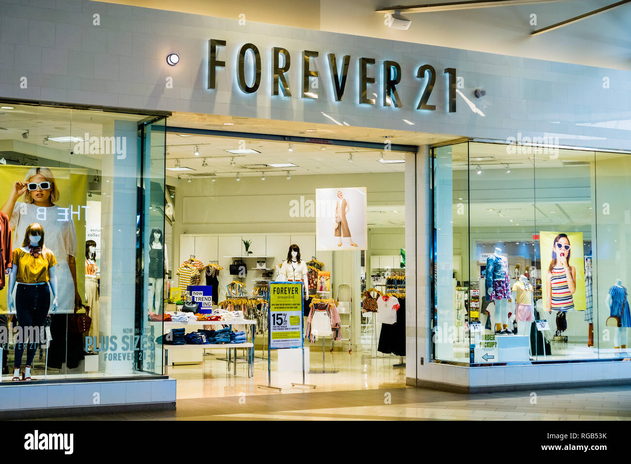 Forever 21 mall hi-res stock photography and images - Alamy