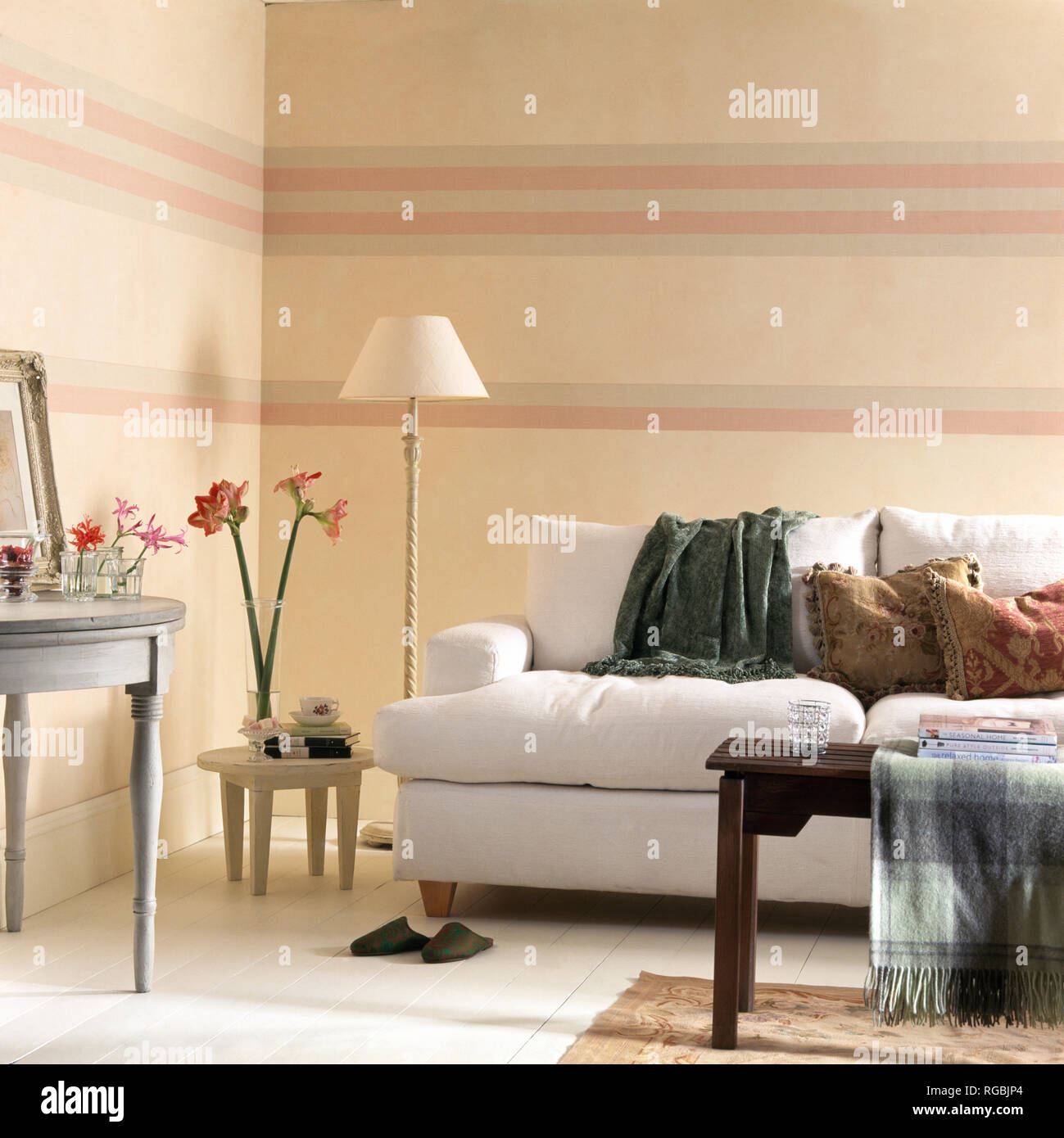 Traditional furniture pink sofa hires stock photography and images Alamy