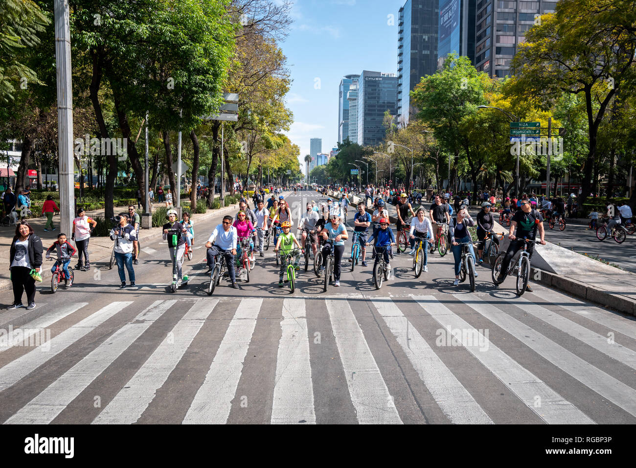 The weekly Sunday bike ride on Paseo de la Reforma in Mexico City Stock ...