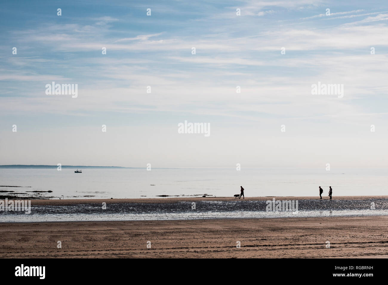 Spaziergänger am Strand von Barnville-Plage, Barnville-Carteret, Normandie, Frankreich Stock Photo