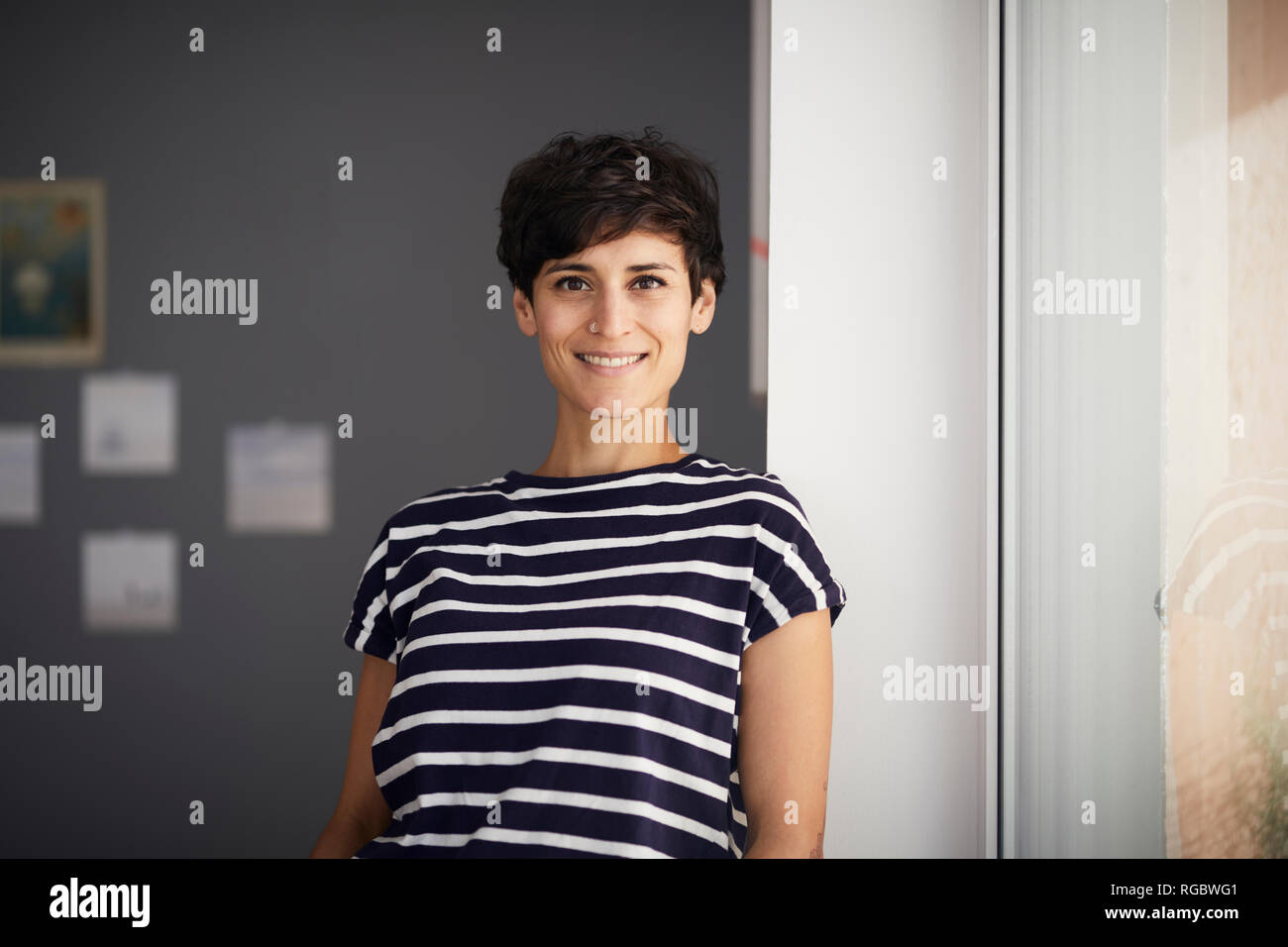 Woman 30 portrait smiling hi-res stock photography and images - Alamy