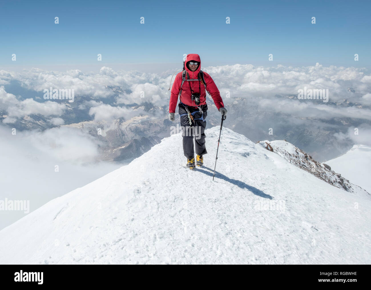 Russia, Upper Baksan Valley, Caucasus, Mountaineer ascending Mount Elbrus Stock Photo