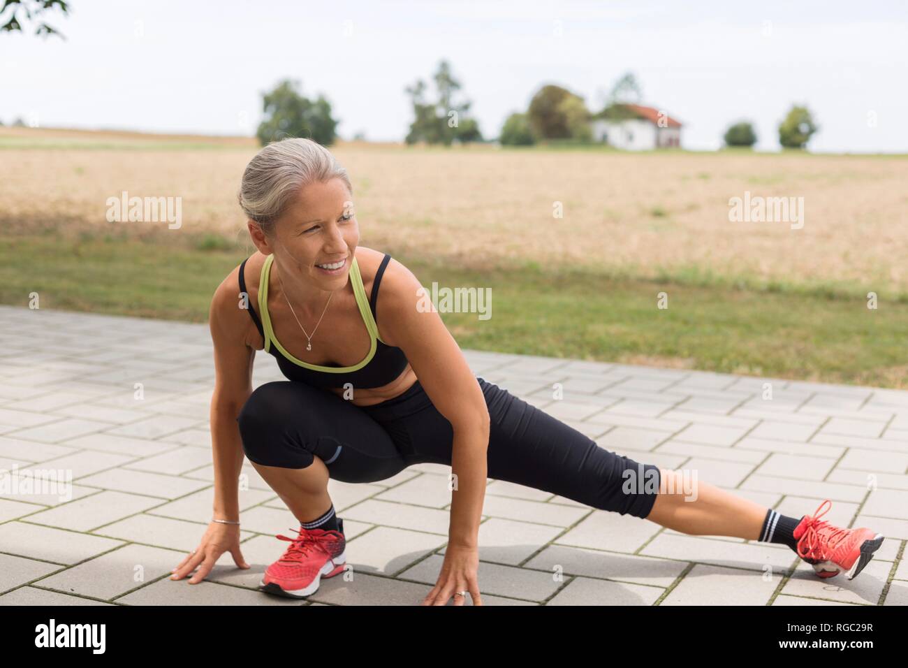 Apoyarse A rayas Inspiración Mature women doing workout in hi-res stock photography and images - Alamy