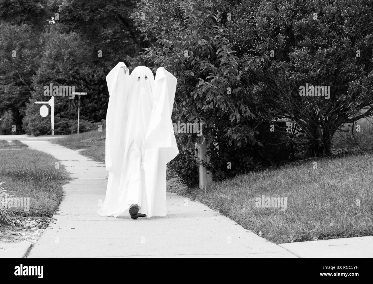 Child ghost black eyes hi-res stock photography and images - Alamy
