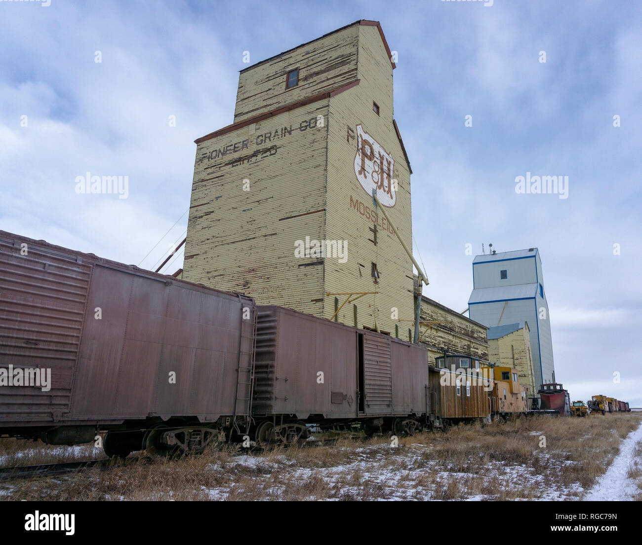 Road to grain elevators hires stock photography and images Alamy