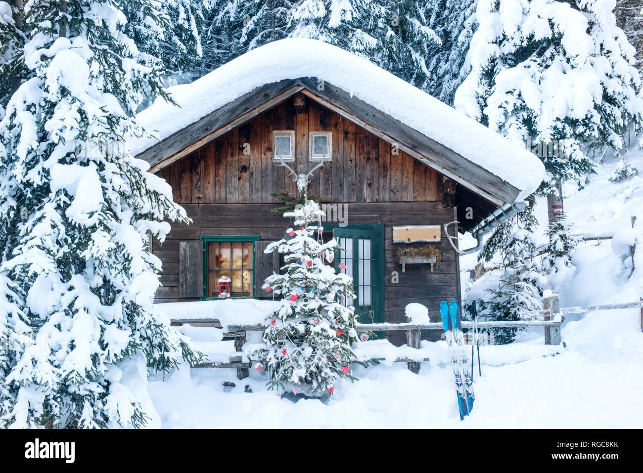 Christmas log cabin hi-res stock photography and images - Alamy