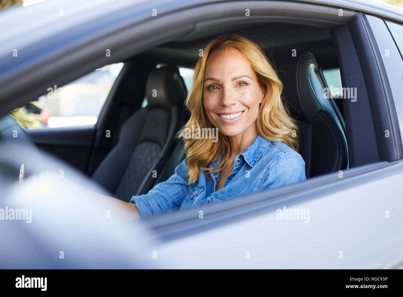 Smiling through car windows hires stock photography and images Alamy