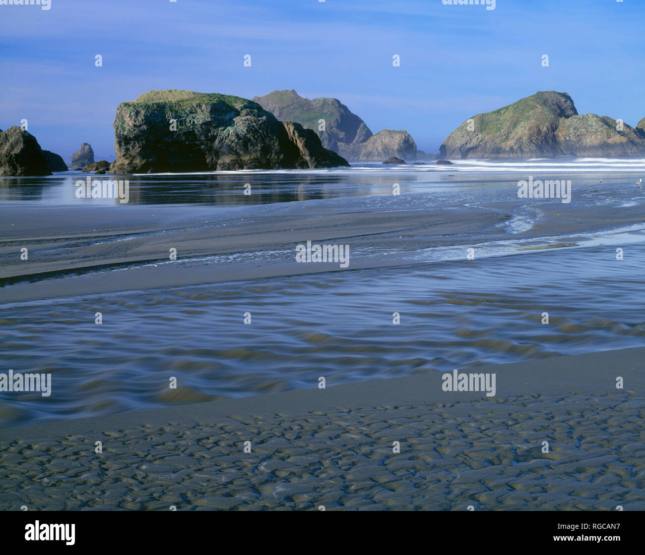 USA, Oregon, Pistol River State Park, Morning light on Myers Creek and
