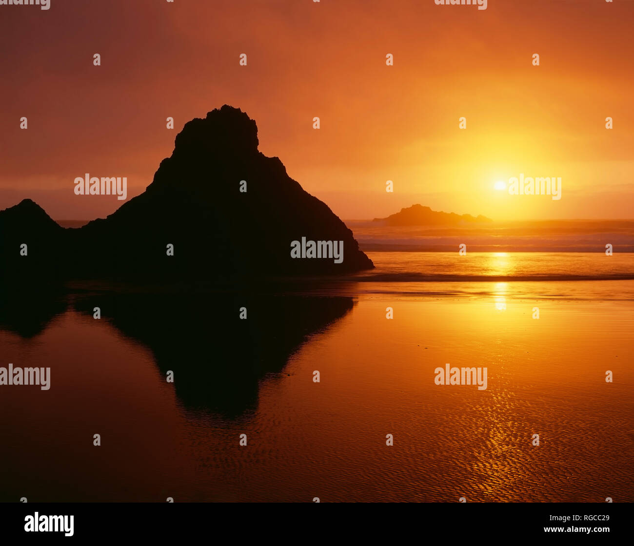 USA, Oregon, Pistol River State Park, Sunset and sea stacks at Myers