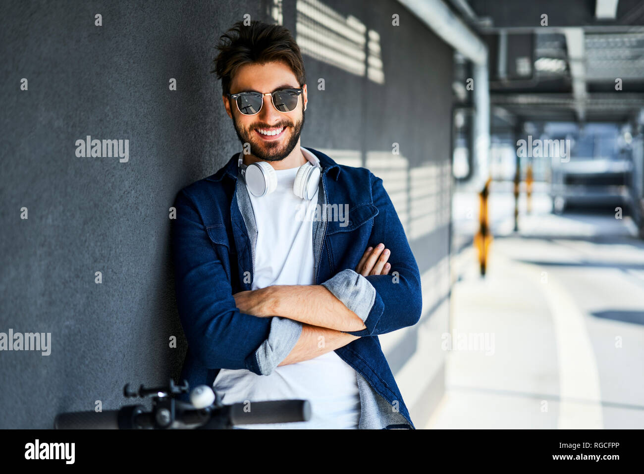 Man wearing sunglasses headphones hi-res stock photography and images ...