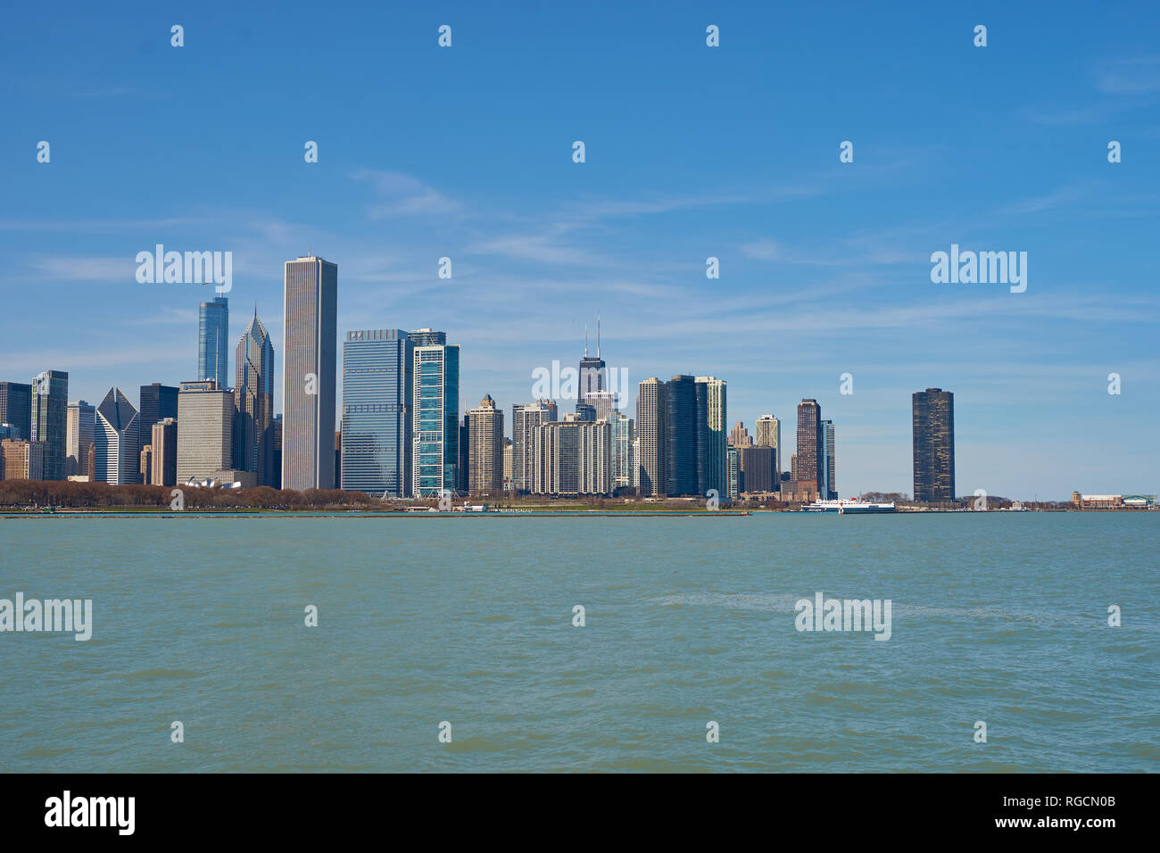 Chicago skyline aon building water hi-res stock photography and images ...
