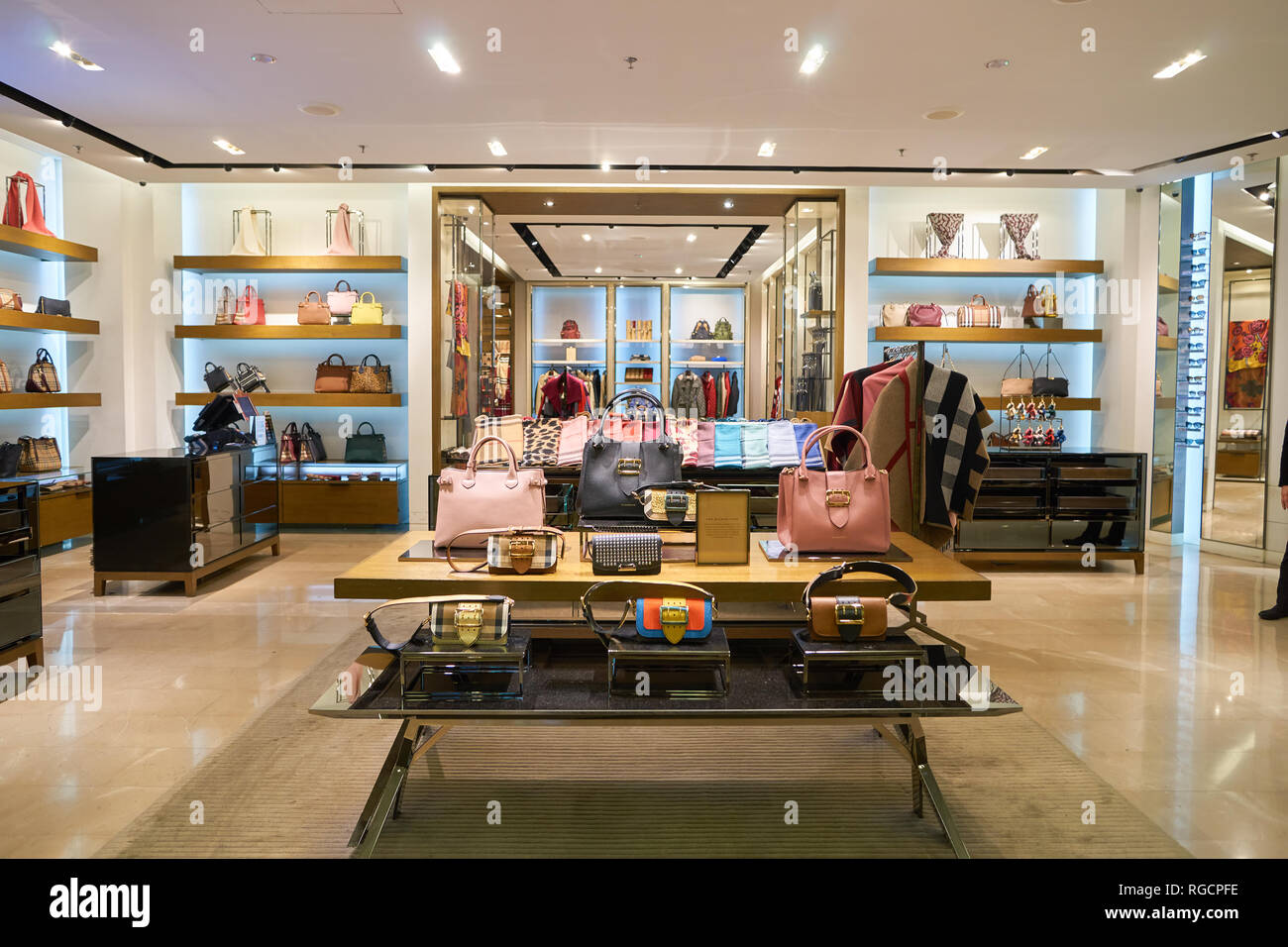 Isse Overveje Fordi SINGAPORE - CIRCA SEPTEMBER, 2016: Burberry store at Singapore Changi  Airport. Burberry Group, Inc., is a British luxury fashion house Stock  Photo - Alamy