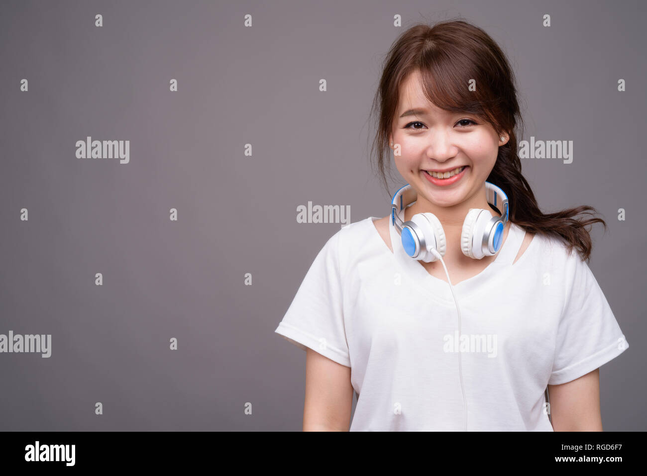 Woman wearing headphones hi-res stock photography and images - Alamy