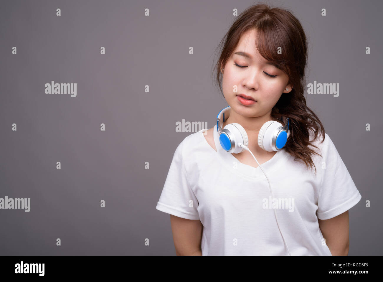 Woman headphones eyes closed hi-res stock photography and images - Alamy